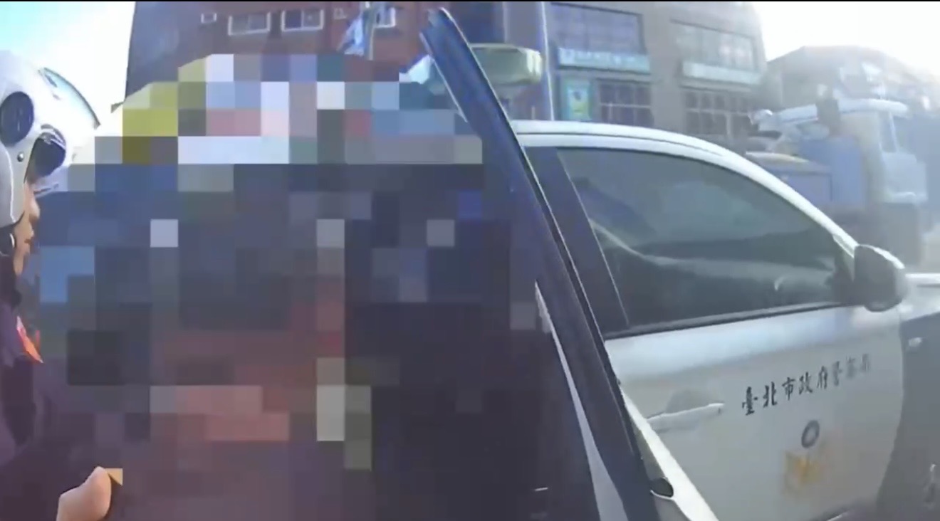 萬華警將男子帶返所保護管束。(圖/記者 張泓笙翻攝)