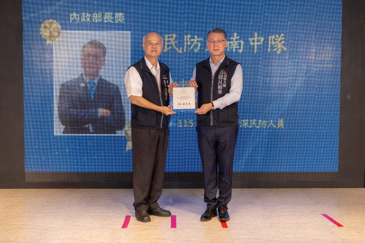 ▲民防東南中隊長呂禎峯20年來攜手守護地方治安與交通,榮獲內政部長獎。