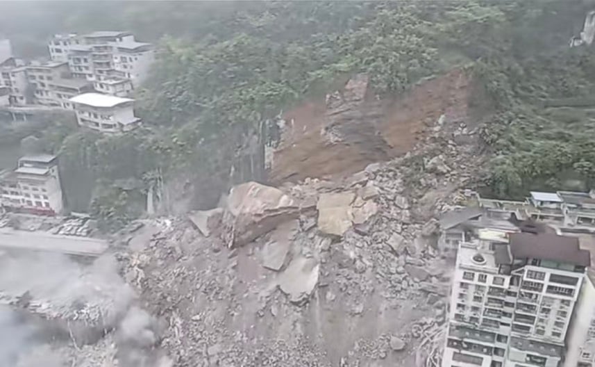 ▲大陸重慶彭水苗族土家族自治縣，今（17日）上午驚傳無預警大規模山體崩塌。