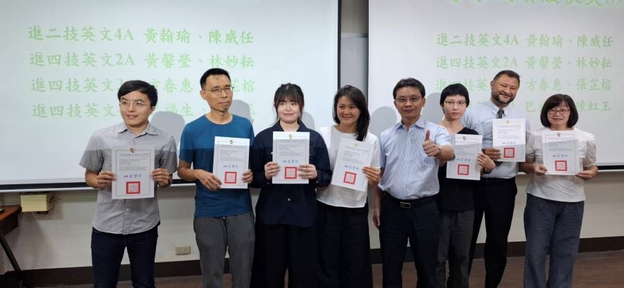 ▲文藻外語大學進修部以靈活的學習安排、跨領域課程設計，吸引許多在職人士及終身學習者加入，林耀堂副校長頒發學業成績優良獎。