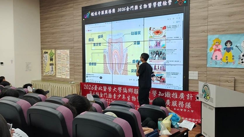 ▲盧懷浯牙醫師至國小為學員進行口腔衛教課程。