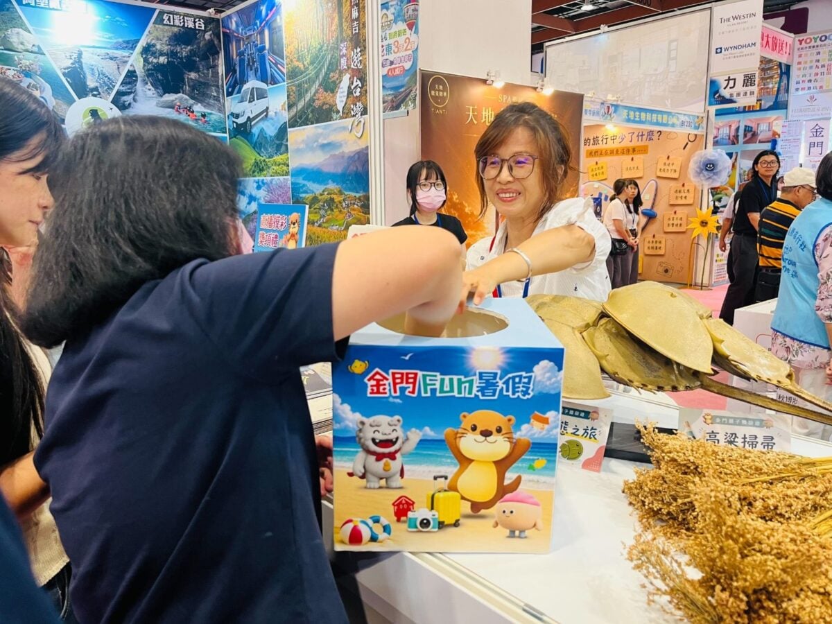 ▲金門館推出的「消費滿額3重好禮」,讓買氣炒熱現場。