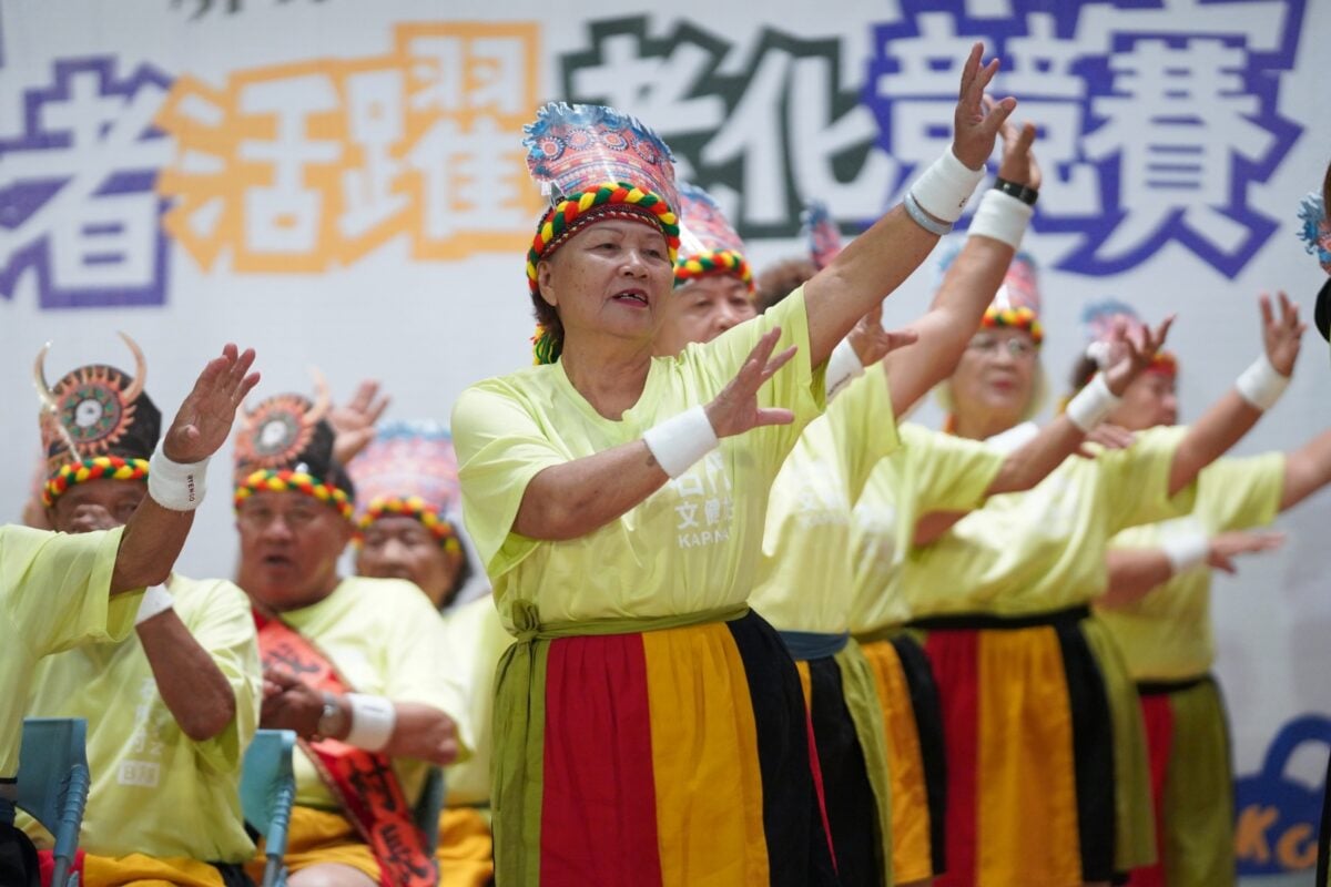 ▲屏東縣「115年長者活躍老化競賽活動」，長輩們在舞台上充分展現活力與自信。