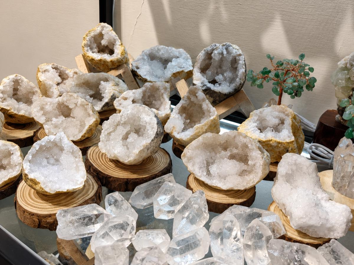 天然晶洞展現層層結晶紋理與礦石原貌,是許多桃園水晶收藏者喜愛的擺件選項(圖/Medick Marketing Ltd.提供)