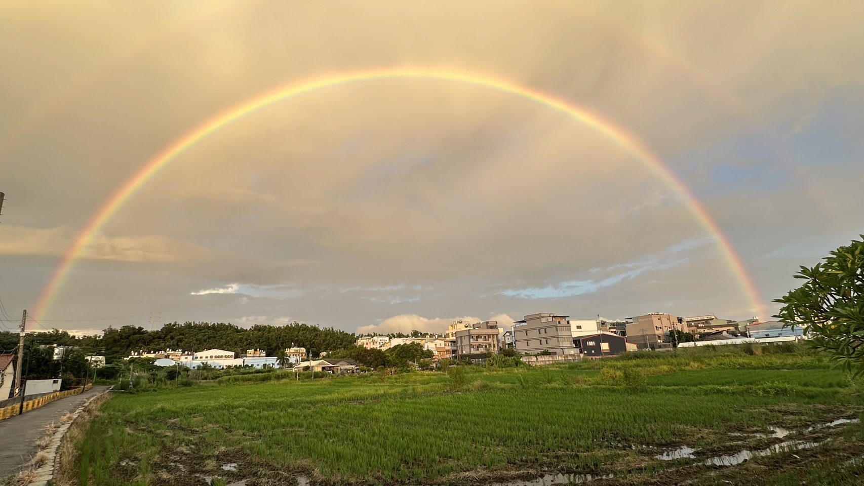 彰化天空驚現雙彩虹 民眾直呼「美到像愛情」 - https://www.watchmedia01.com