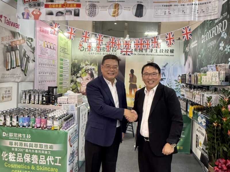 圖文:歐思佛生技創辦人牛津博士陳耀寬教授/臺灣化粧品工業同業公會理事長陳政治(佐登妮絲副董事長)。