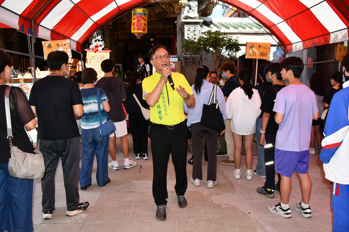 南瑤宮號管理人林世賢市長向領取媽祖獎學金的學子們期勉學習媽祖精神關懷扶助弱勢。圖/彰化市公所提供