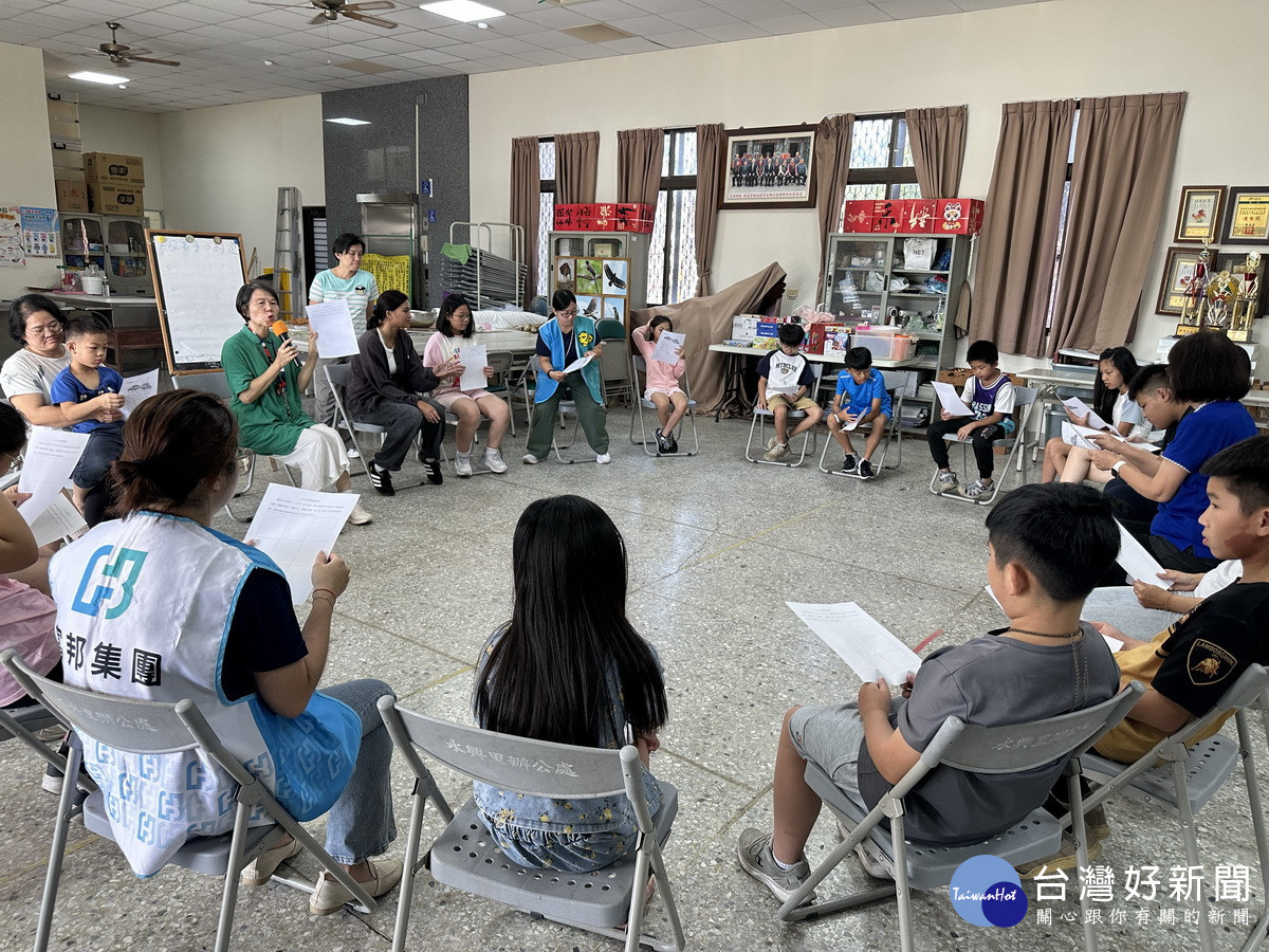 小團體的學習互動熱絡。（記者扶小萍攝）
