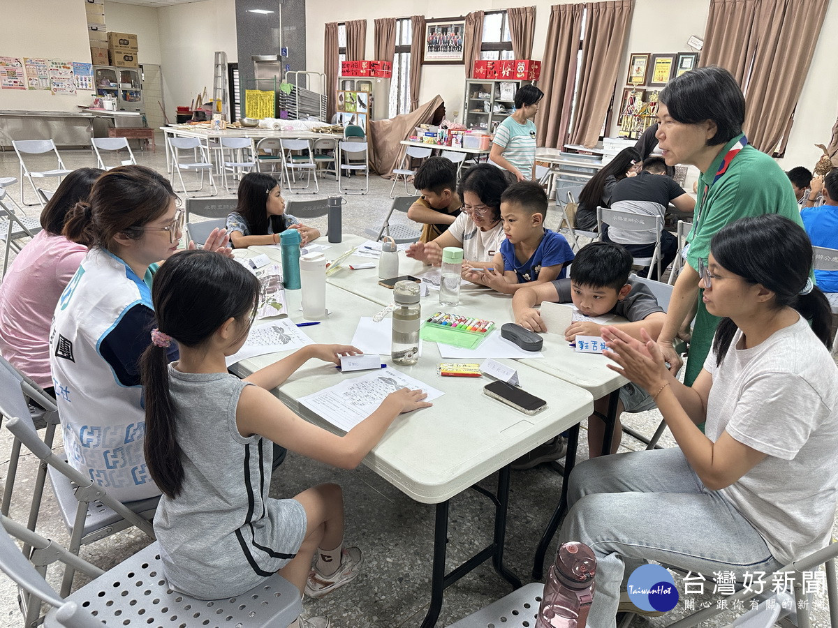 學童們經由思考發覺自我。(記者扶小萍攝)