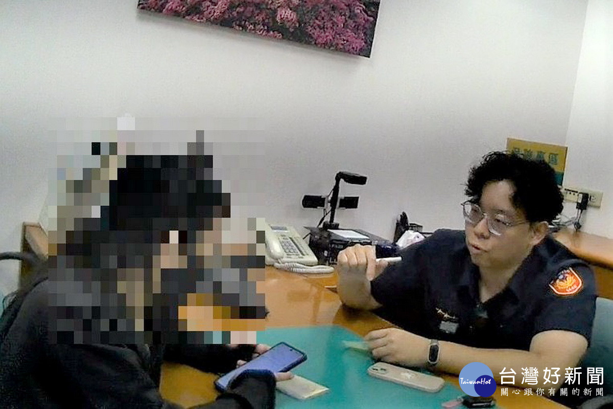 草屯分局與銀行協助女子勿再受騙。（草屯分局提供）