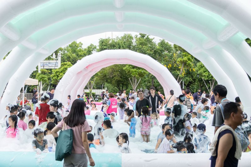 千禧公園變身夢幻水樂園!「夏日泡泡趴」巨型滑水道千人戲水降溫