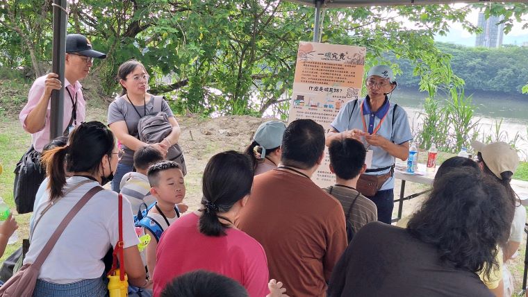 盛夏金黃稻浪現身 新北濕地8/1割稻趣 22 《圖說》一碳究竟_碳足跡知多少。〈高灘處提供〉