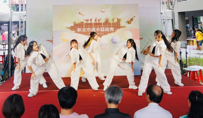 《圖說》樹人家商影劇科學生以充滿節奏感的韓風舞蹈揭開序幕。〈教育局提供〉