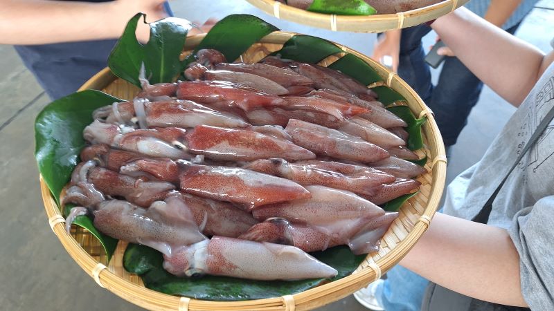 《圖說》盛夏海味正當時，歡迎前來深澳漁港品嚐鮮甜好吃的小卷。〈漁業處提供〉