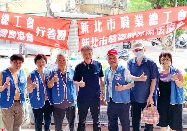 捐血做公益凝聚社會愛心 新北職總五年行善不間斷 56 《圖說》新北市職業總工會暨勞資關係關懷協會今日舉辦今年第二場捐血活動,中為勞工局長陳瑞嘉。〈新北職總工會提供〉