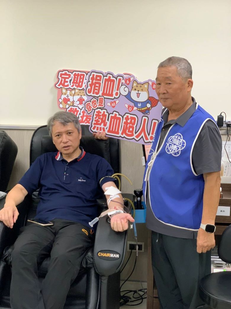 捐血做公益凝聚社會愛心 新北職總五年行善不間斷 58 《圖說》新北市勞工局長陳瑞嘉親自挽袖捐血。〈新北職總工會提供〉