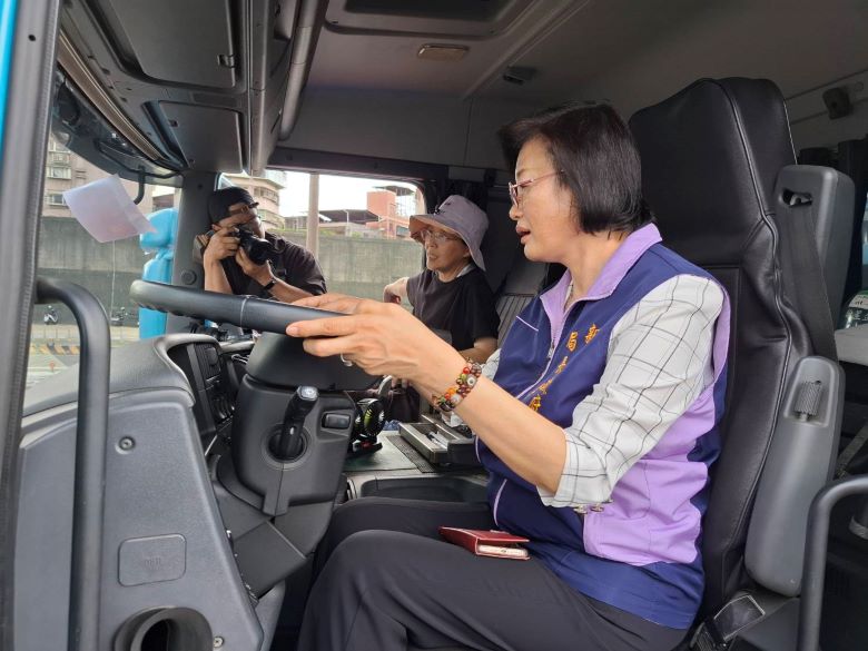 不鑽車縫、不搶快穿越 新北攜手貨運公會推高齡交安教育 51 《圖說》社會局長李美珍親自坐上大貨車駕駛位置體驗視野盲區,呼籲行人和騎士要避開危險區域。〈社會局提供〉