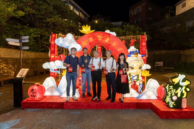 九份紅燈籠祭點亮山城夜色 霹靂布袋戲展現沉浸式旅遊體驗 26 《圖說》「2026九份紅燈籠祭」活動期間各主題裝置每日18時至22時亮燈,五番坑公園主燈秀則於18時30分至21時,每逢整點及半點展演,帶給大家兼具故事性與藝術性的夜間賞燈體驗,右二觀旅局長楊宗珉、右一經發局長盛筱蓉。〈觀旅局提供〉