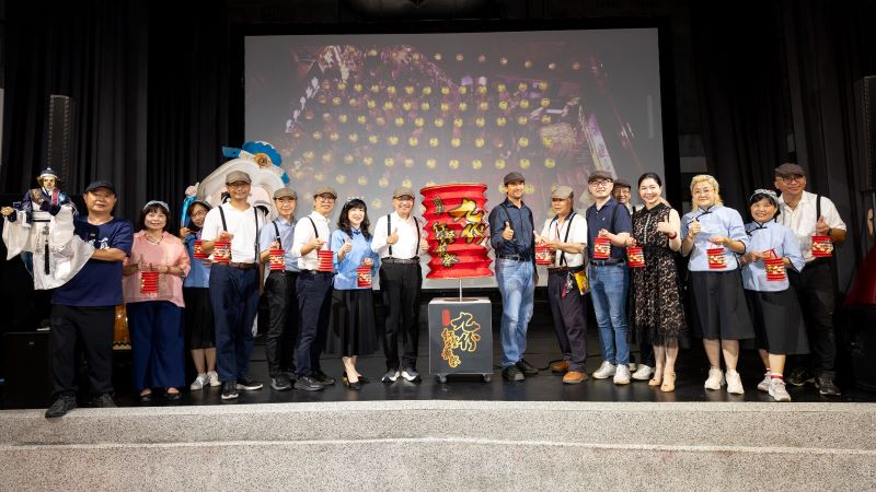 九份紅燈籠祭點亮山城夜色 霹靂布袋戲展現沉浸式旅遊體驗 27 《圖說》市長侯友宜與比利時台北辦事處處長馬徹等貴賓共同點亮山城燈海,正式揭開為期一個月活動序幕。〈觀旅局提供〉