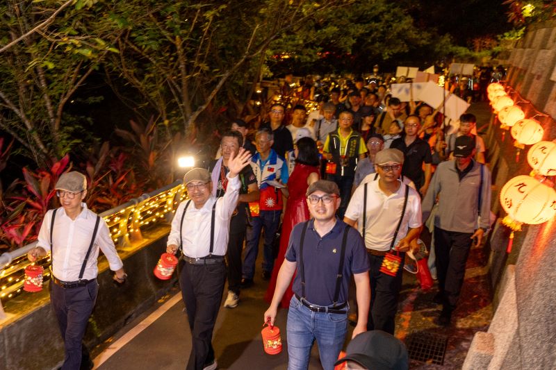九份紅燈籠祭點亮山城夜色 霹靂布袋戲展現沉浸式旅遊體驗 28 《圖說》點燈儀式後隨即展開年度特色活動「百人提燈夜遊」,侯友宜市長與民眾手持限定造型小提燈,一同感受山城獨有的夜色風情與人文魅力。〈觀旅局提供〉