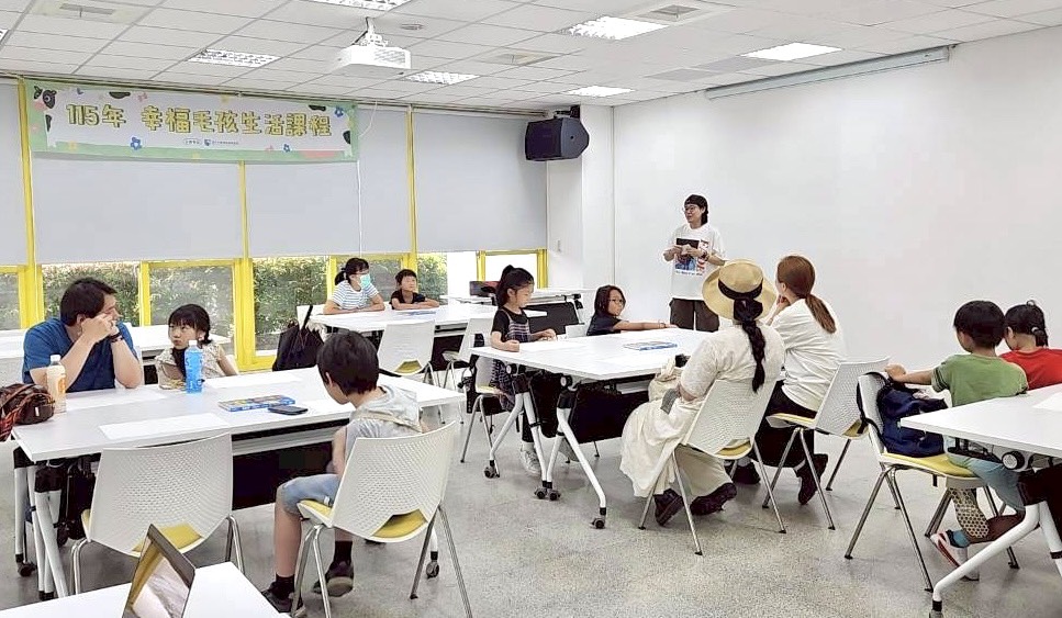 ▲毛孩漫畫家絹絹老師分享毛小孩繪畫技巧。(圖/記者顏淑娟翻攝)