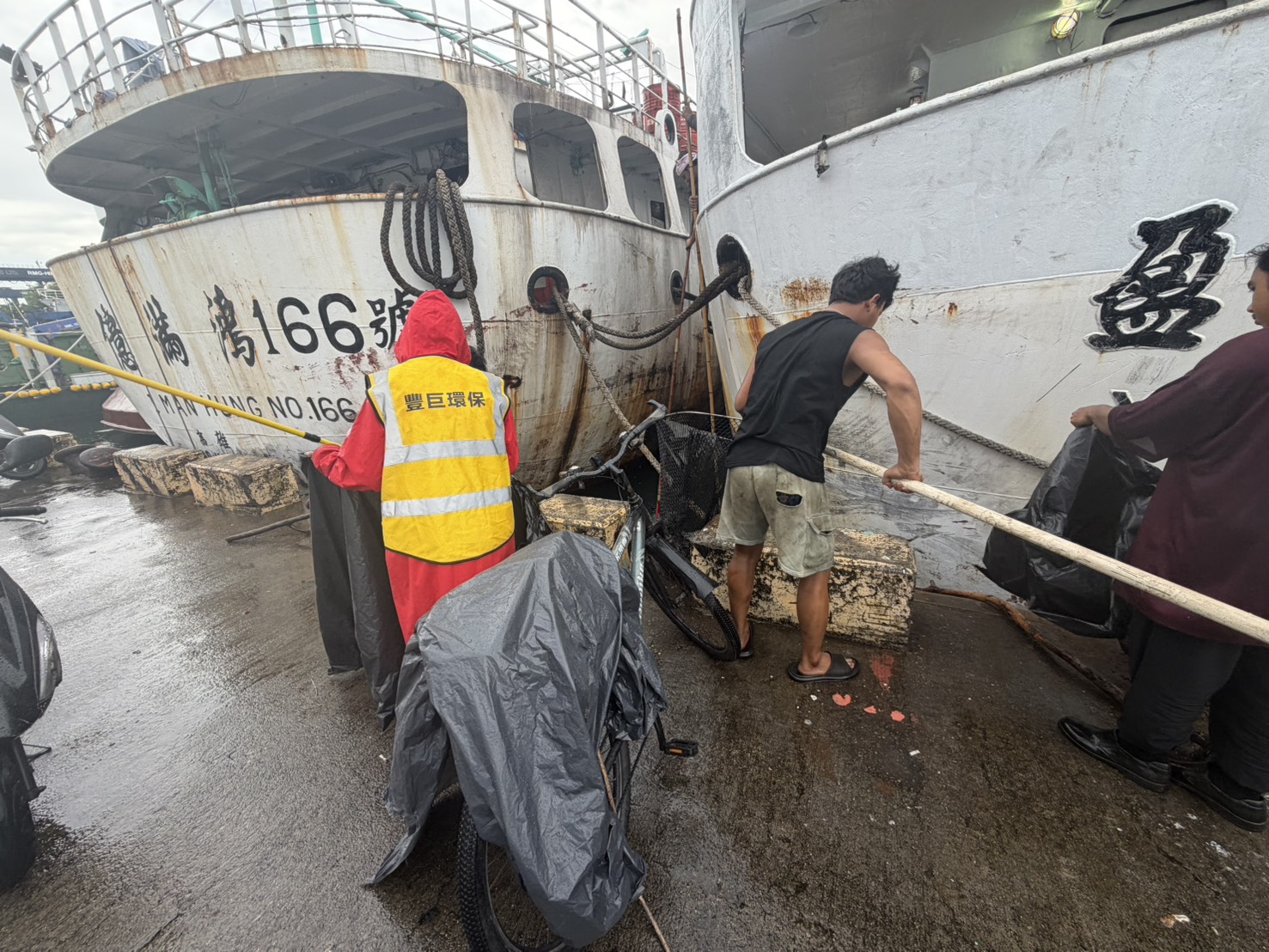 小港臨海新村漁港「盈榮638號」漁船排放廢污油水 海洋局立即進行油污清除與環境復原工作