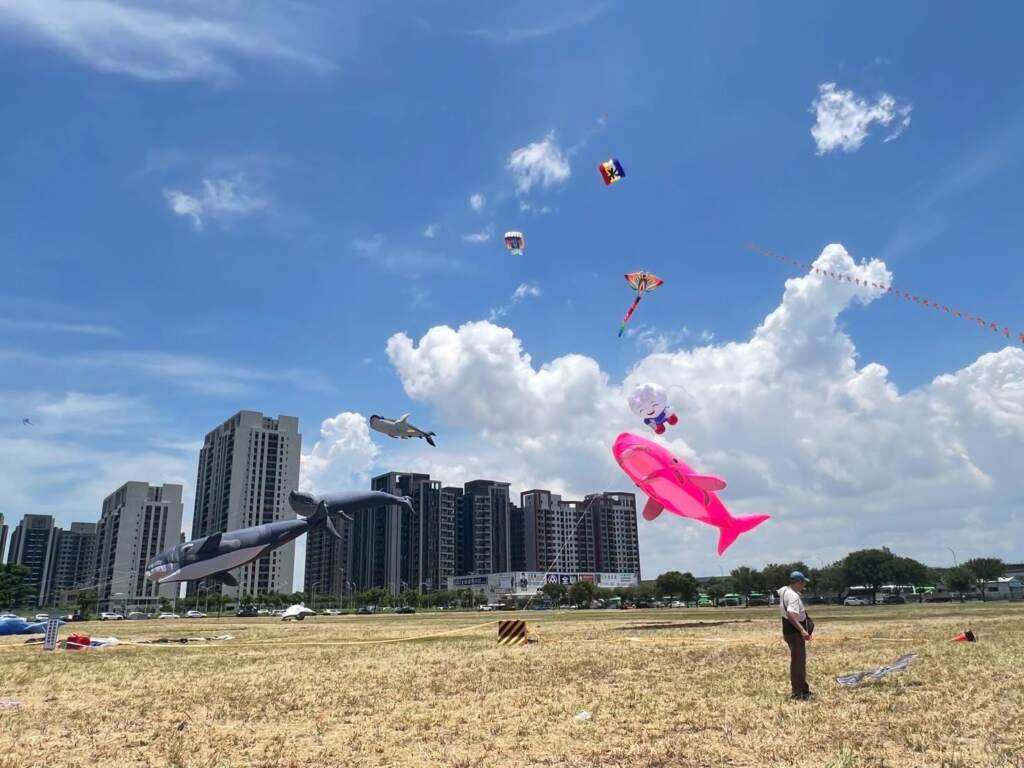 ▲臺中市梧棲區公所舉辦「親子童趣暨風箏活動」,在巨型阿海、鯨魚風箏及梧棲區內各社區發展協會製作的風箏翩翩起舞中正式揭開序幕。(圖/記者林郁芯翻攝)