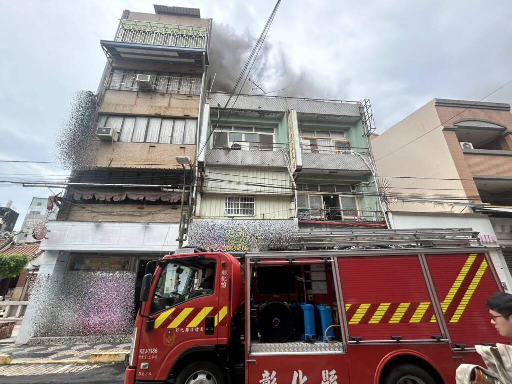 ▲彰化永樂街民宅火警釀1死1傷,屋主兒受困頂樓鐵皮屋命喪火窟。(圖/熱心民眾提供)