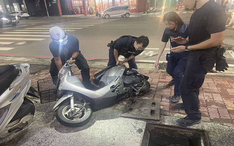 機車中柱卡進水溝蓋　就醫路上突遇意外警消攜手助民脫困