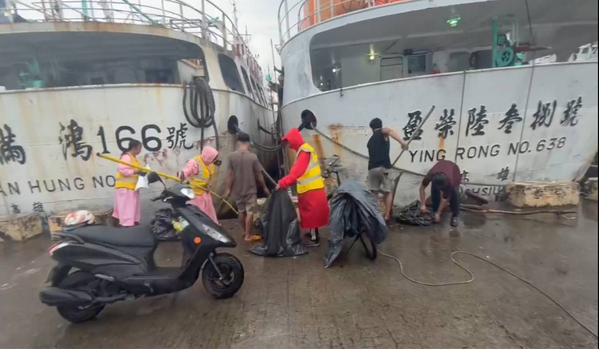 漁港驚見漁船排放廢污油水　高市海洋局火速應變完成清除將依法裁處