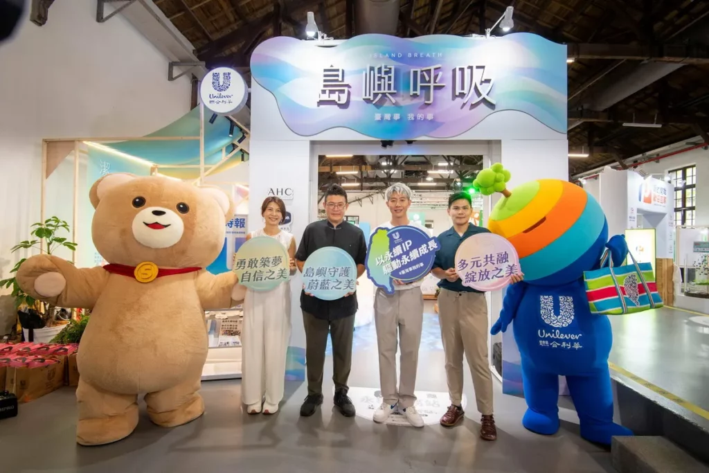 聯合利華臺灣香港永續發展暨企業傳播事務部負責人蕭錫安攜手永續合作夥伴，共同為「島嶼呼吸」沉浸式策展揭開序幕。（左至右分別為：白蘭媽媽夢想勇敢 GO 勇敢團隊 Michelle、5% Design Action 社會設計平台執行長楊振甫、聯合利華永續長蕭錫安、台灣性別平等教育協會副理事長王柏元。） 圖／聯合利華提供