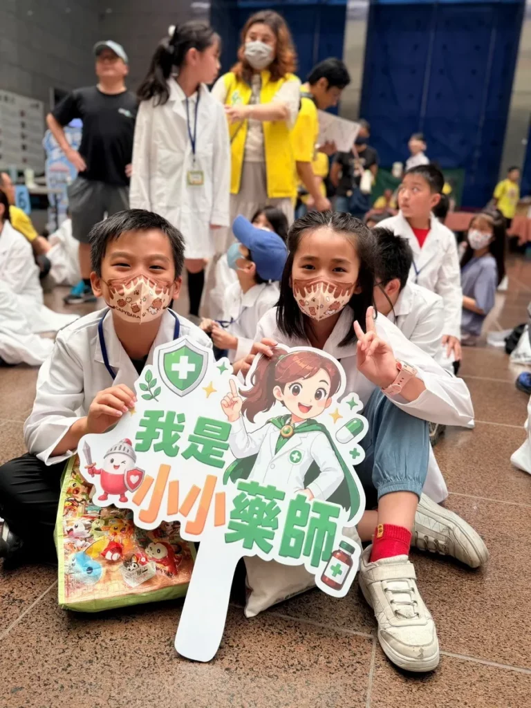 用藥知識與反毒思維從小扎根,小小藥師們從小培養健康識能。