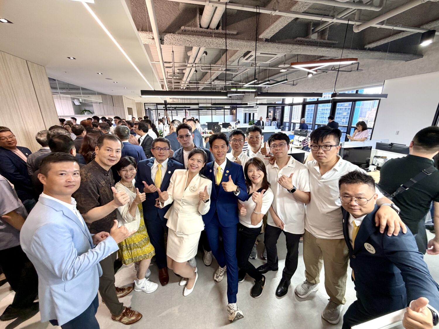 新創總會團體會員聯誼會會長簡岑穎率領會員共同參與新創總會新北辦公室開幕典禮，與來自各界企業代表齊聚交流，展現新創團體凝聚力，攜手打造跨產業合作與資源共享的創新創業生態圈。（圖／記者林照東攝）
