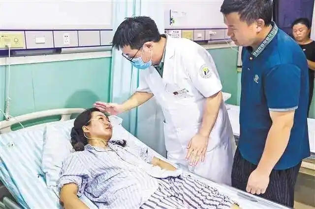 ▲7月17日,彭水縣人民醫院,醫生在瞭解獲救網格員彭迪的身體情況。