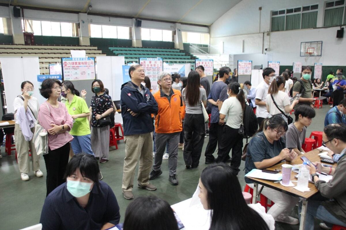 ▲高雄市勞工局18日舉辦「薪動高雄 職得幸福」大型徵才活動,勞工局長江健興親自巡視徵才會場,關心企業徵才情形及求職民眾面試狀況,為求職者與廠商加油打氣,協助促進就業媒合。