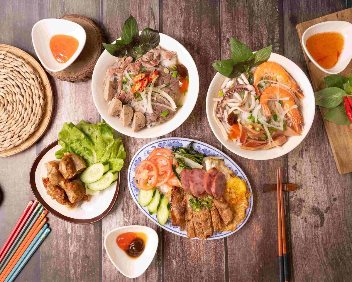 《億起來227》位於竹南科專一路,主打南越家常料理,從河粉、炒飯到春捲小點,適合安排竹南午餐或平日晚餐(圖/Medick Marketing Ltd.提供)