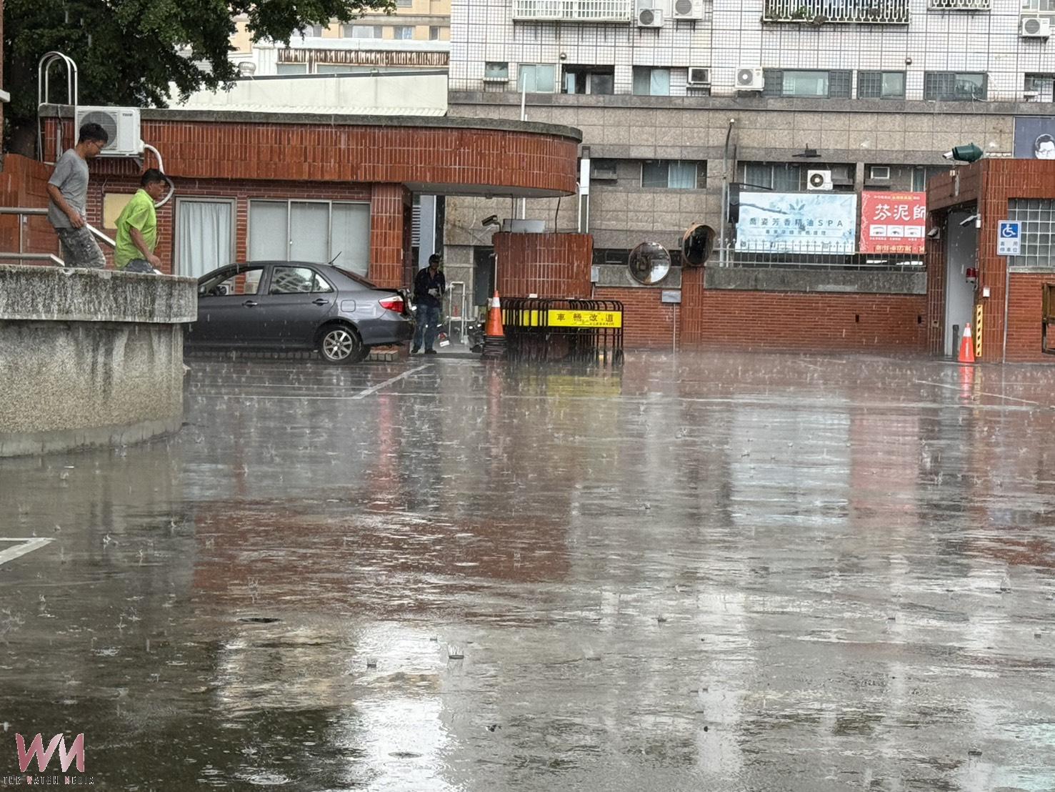 午飆35.8度全縣最高!彰化午後「秒變天」狂風暴雨襲街 - https://www.watchmedia01.com