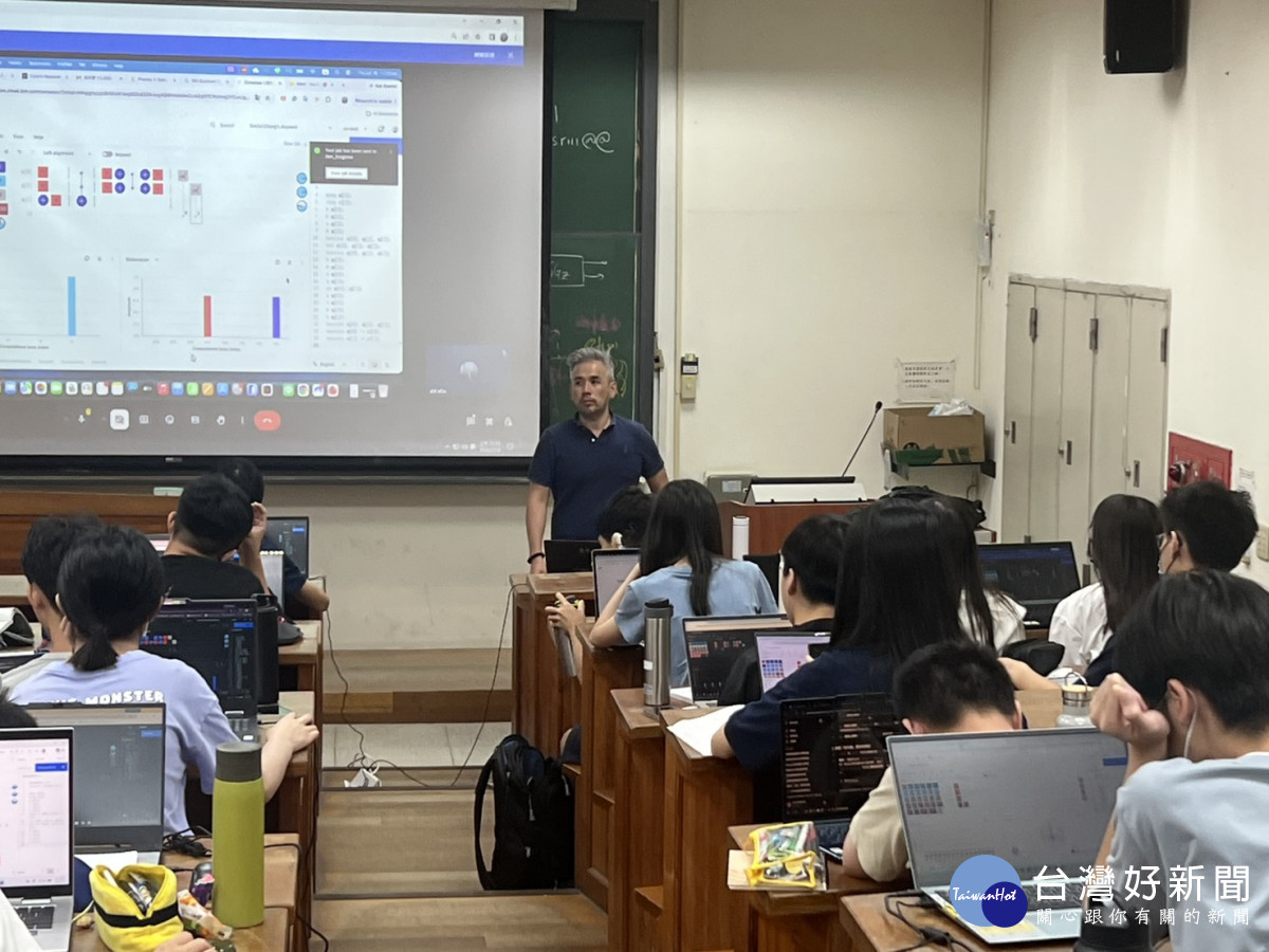 中原大學量子資訊中心助理教授張晏瑞擔任營隊講師，帶領學員建立量子計算基礎。