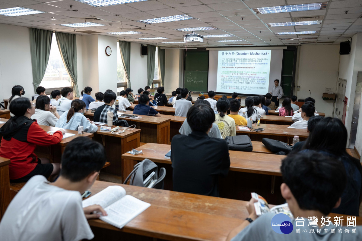 「2026高中量子計算暑期學習營」吸引高中生參與，透過理論講授與實作體驗認識量子科技。