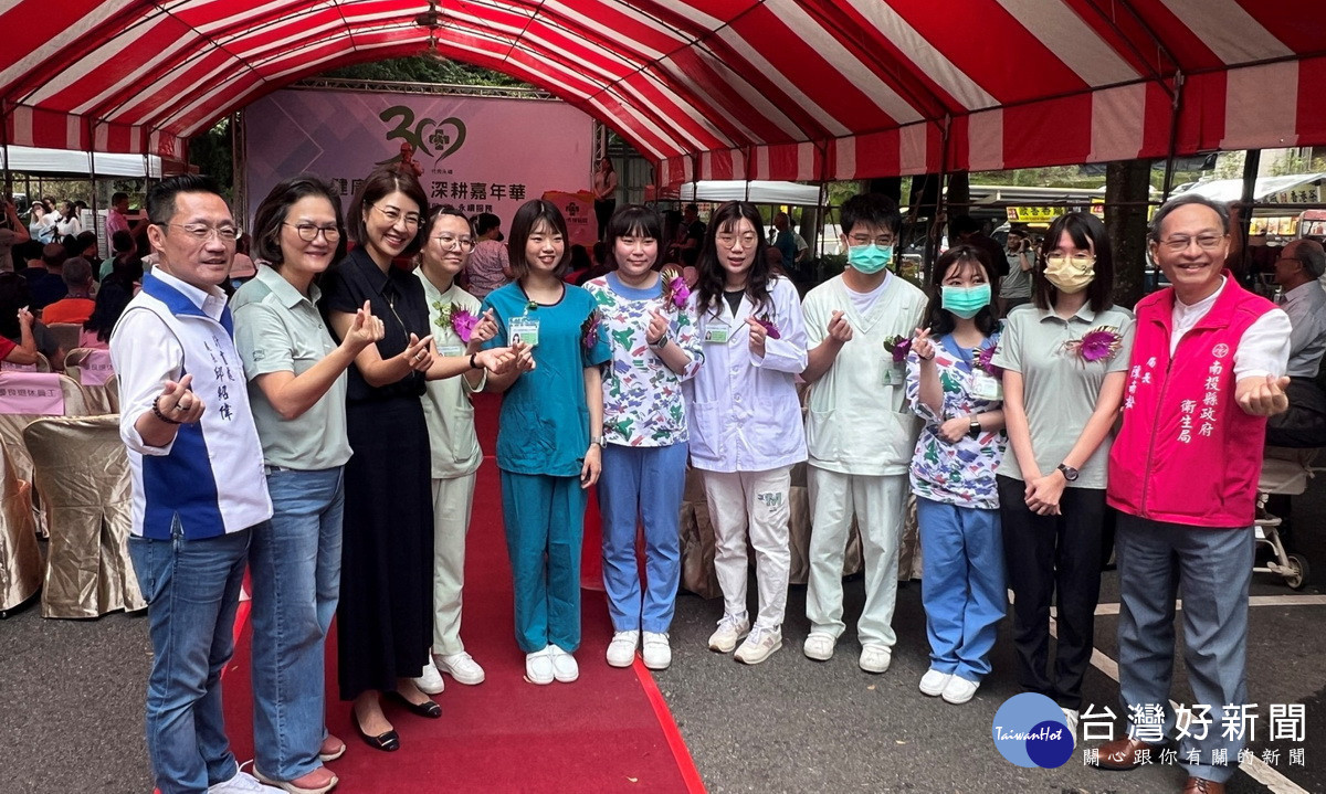 許縣長肯定竹秀醫護人員奉獻地方。（竹秀提供）