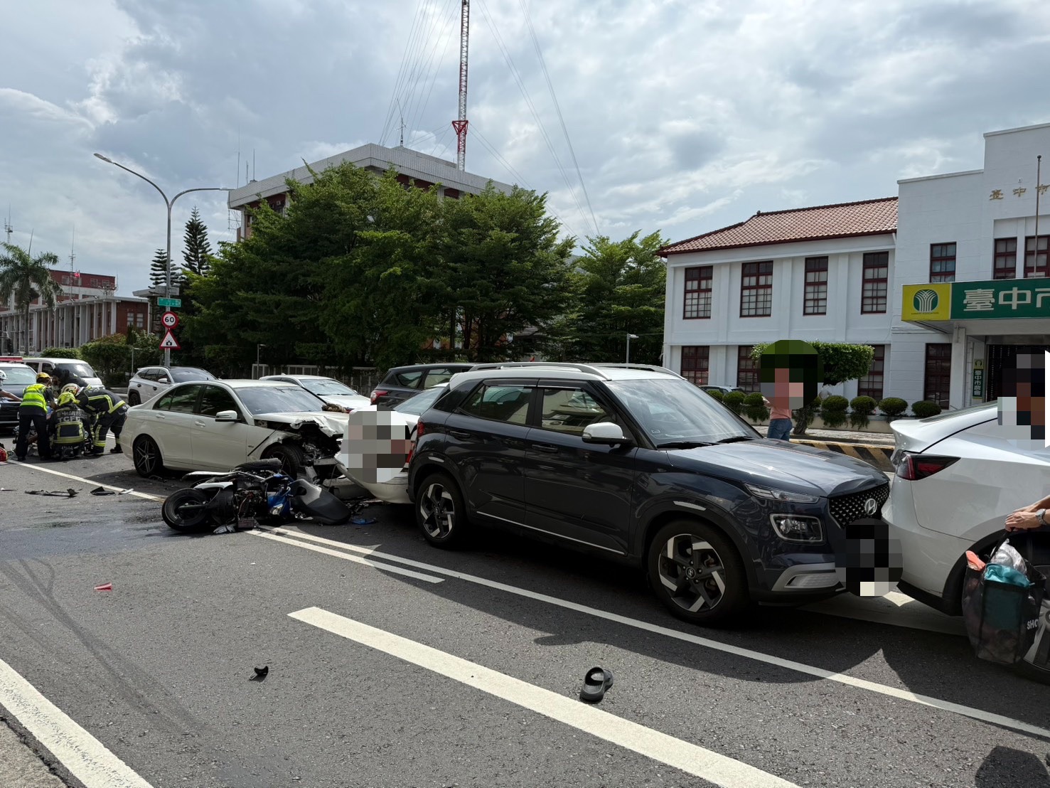 豐原5車連環撞!女駕駛涉毒駕衝撞6車2機車 機車騎士OHCA送醫搶救
