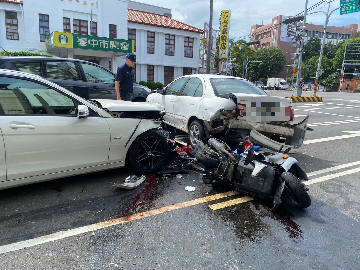 豐原5車連環追撞釀重傷 40歲機車騎士遭夾車陣創傷OHCA送醫搶救