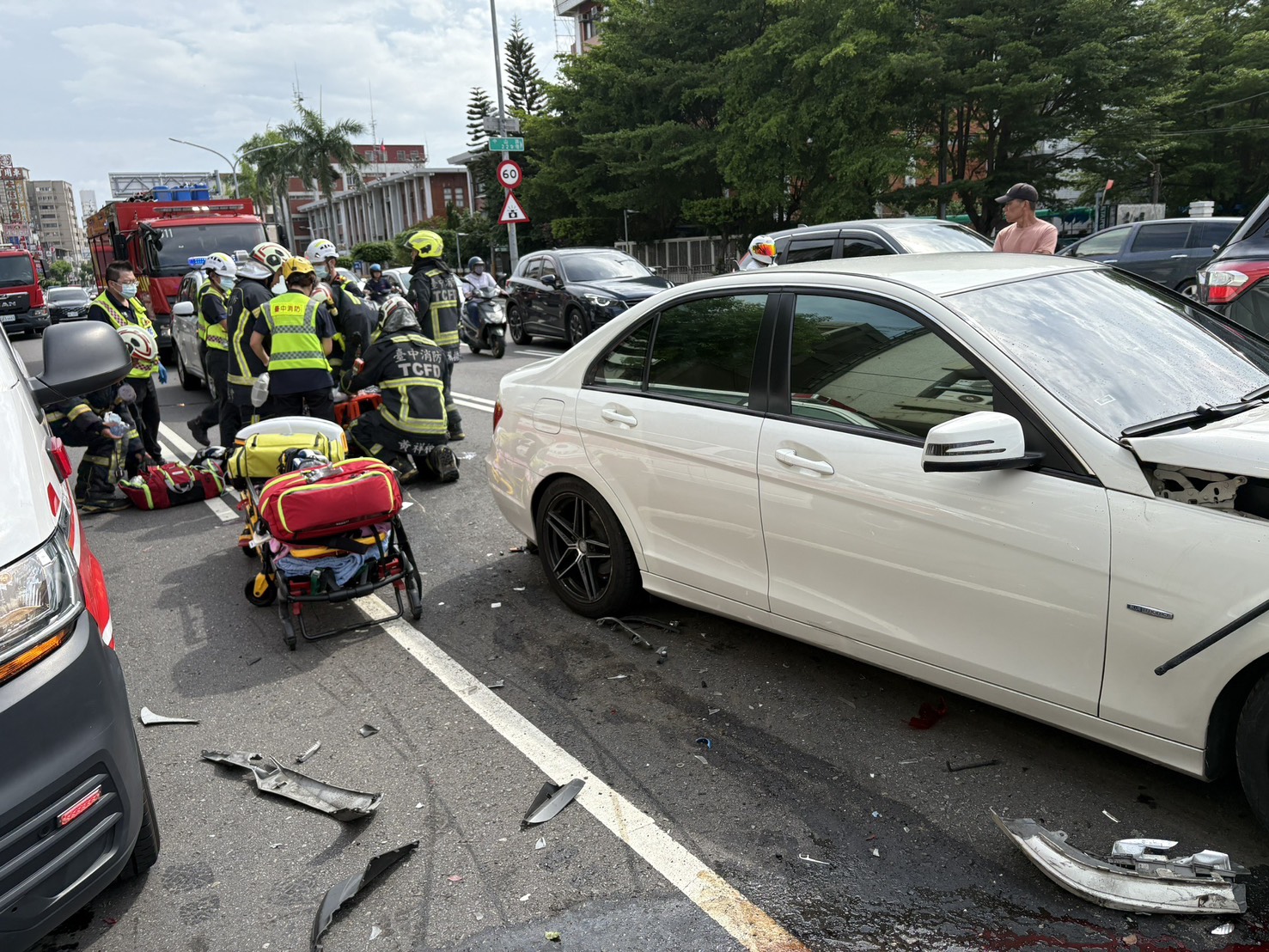 豐原5車連環追撞釀重傷 40歲機車騎士遭夾車陣創傷OHCA送醫搶救