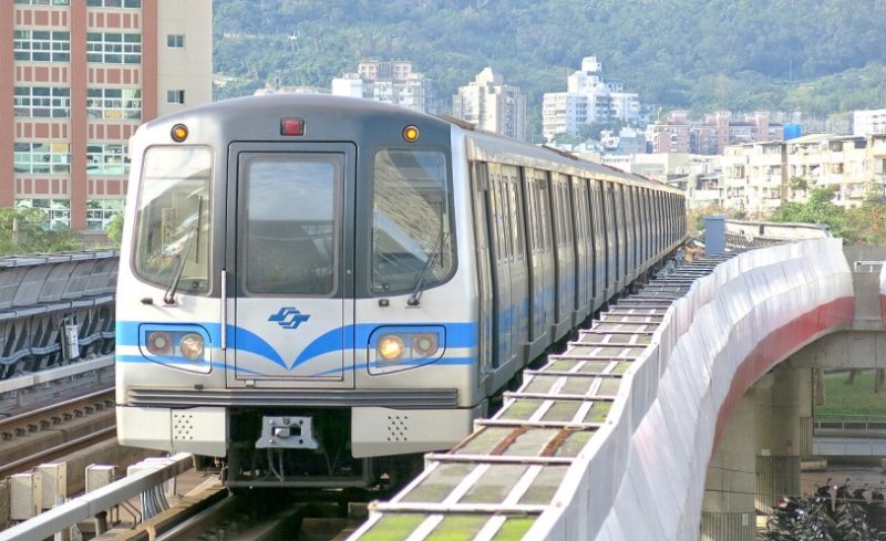 臺北捷運公司提醒 攜帶自行車進入捷運系統應全程牽行