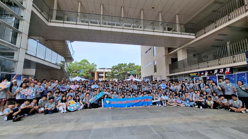連5屆獲獎件數稱霸全國 新北科展再傳捷報 49 《圖說》新北市於第66屆全國中小學科學展覽會榮獲縣市團體獎第三名,共50件作品獲獎,其中3件榮獲全國第一,展現新北深耕科學教育的豐碩成果。〈教育局提供〉