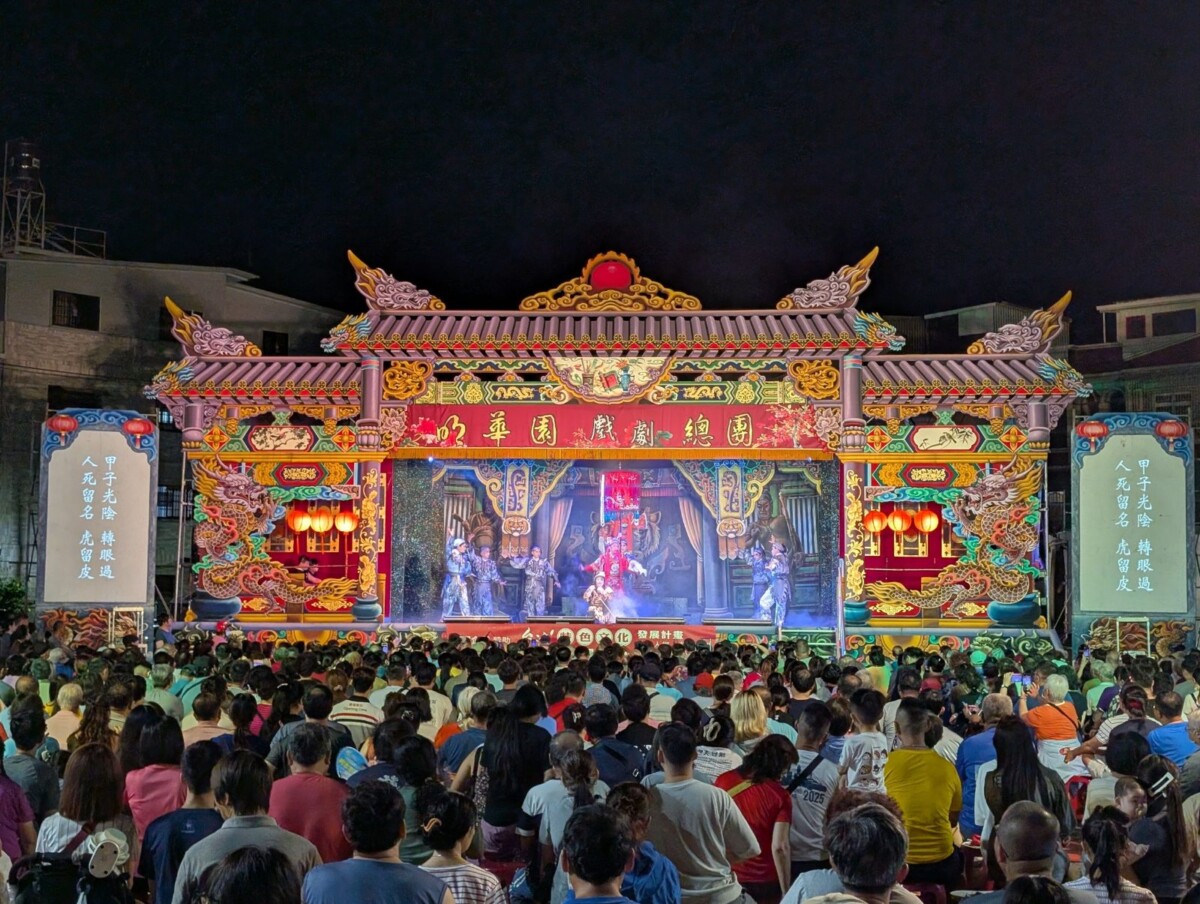 ▲明華園戲劇總團受邀至高市林園區表演,廣應廟前廣場人山人海。(記者 李堂安 翻攝)