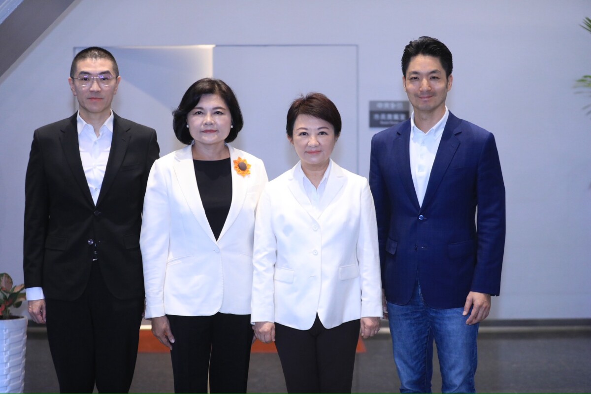 ▲盧秀燕(中)與蔣萬安、張麗善及謝國樑，跨縣市聯防守護全民食安。(圖/中市府提供)
