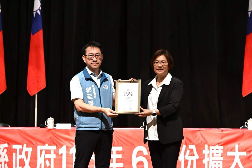 ▲2026花在彰化主展館《流轉花境》榮獲美國繆思設計「銀獎」肯定，縣府農業處特於6月擴大主管週報時陳獎予王惠美縣長，王縣長亦肯定農業處的用心與付出，讓世界看見彰化的花藝之美。（圖／彰化縣政府提供）