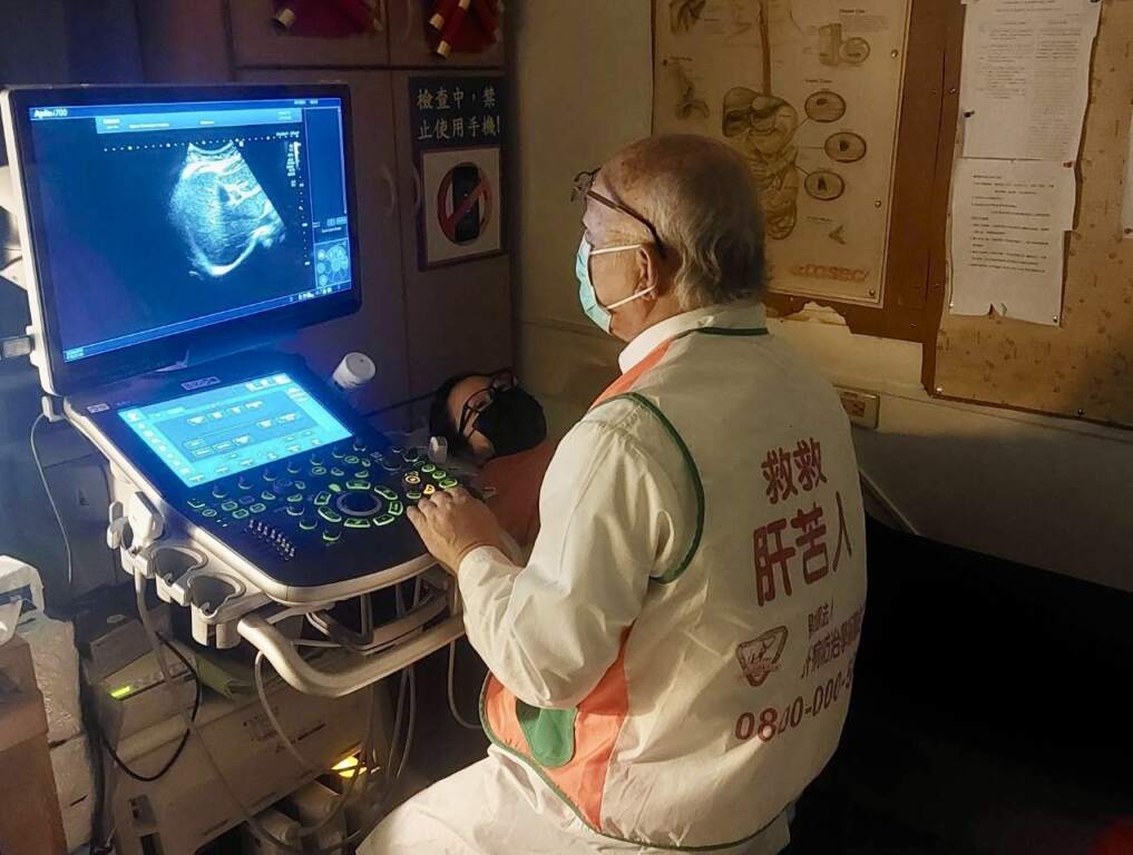 ▲牟聯瑞醫師籲40歲以上民眾即使沒有肝炎病史,也應定期接受腹部超音波檢查,才能及早發現、及早治療。