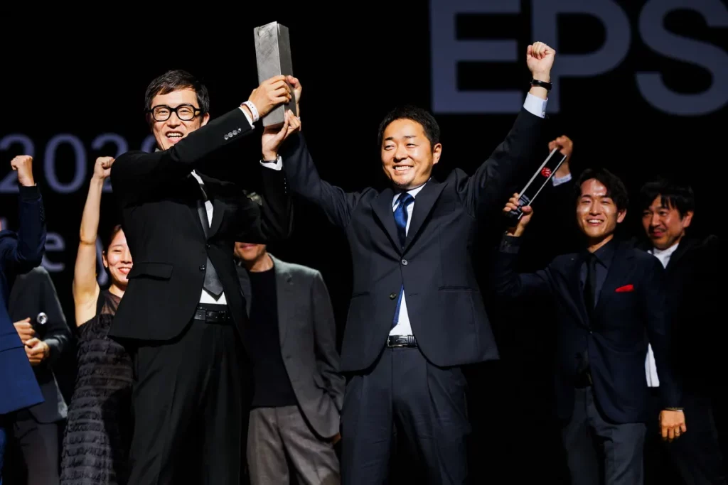 Epson榮獲德國紅點設計獎(Red Dot Design Award)「2026年度最佳設計團隊(Design Team of the Year 2026)」最高榮譽,由Epson列印產品設計部部長加藤英樹(Hideki Kato,左)及視覺產品暨使用者體驗設計部部長石川隆祥(Takaaki Ishikawa,右)代表領獎。